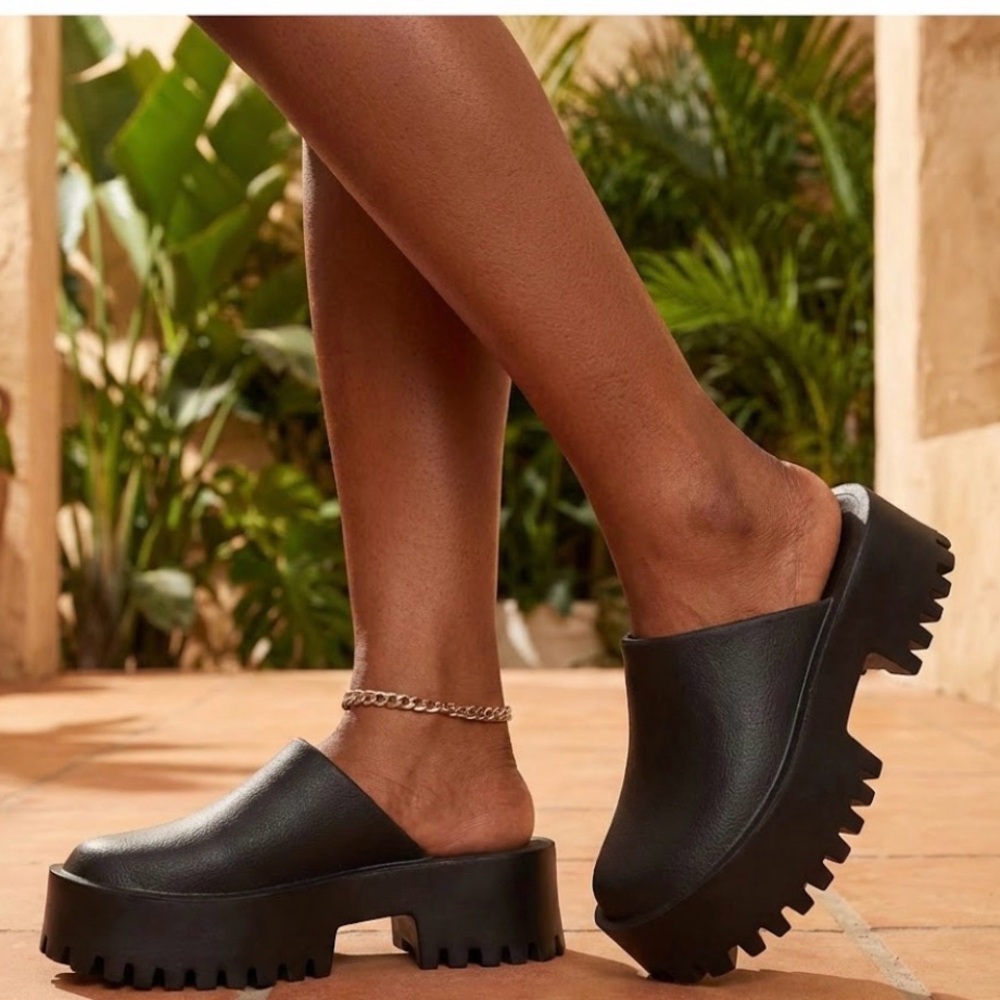 • Brand: Jeffrey Campbell
• Style: Bae Platform Clog
• Color: Black
• Size: 10